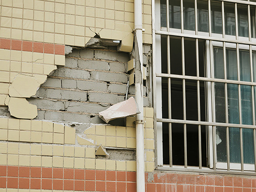 1766657531548227.jpg 2025-07-09-7504-个别墙砖脱落.jpg